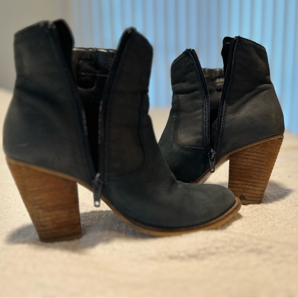 Aldo Dark Blue Leather Ankle Boots with Gold Zipper - Picture 5 of 6